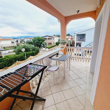 Melani Apartment Vir